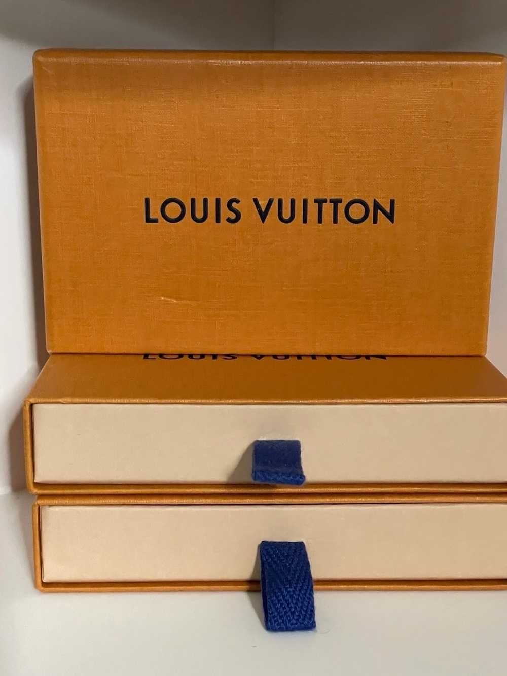 Luxury Box and Dust bag with Beauty items - Picture 2 of 6